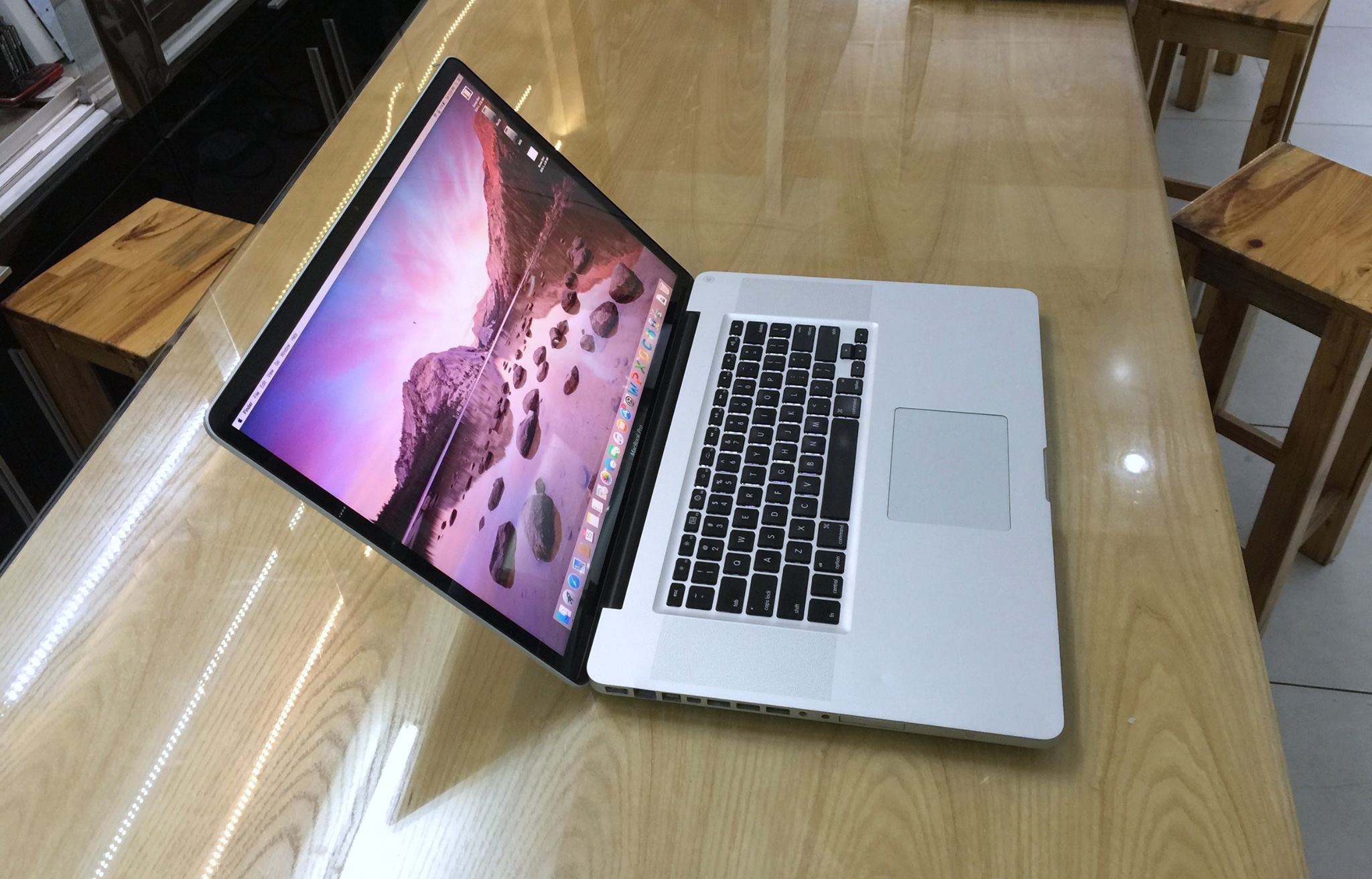 Macbook Pro MC024 17'' khủng 